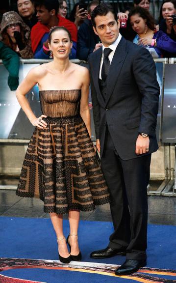 Première em Londres reúne Amy Adams e Henry Cavill