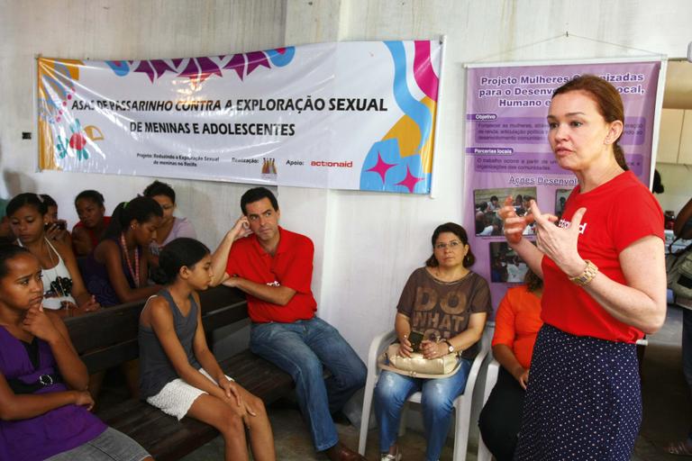 Julia Lemmertz em ação beneficente no Nordeste