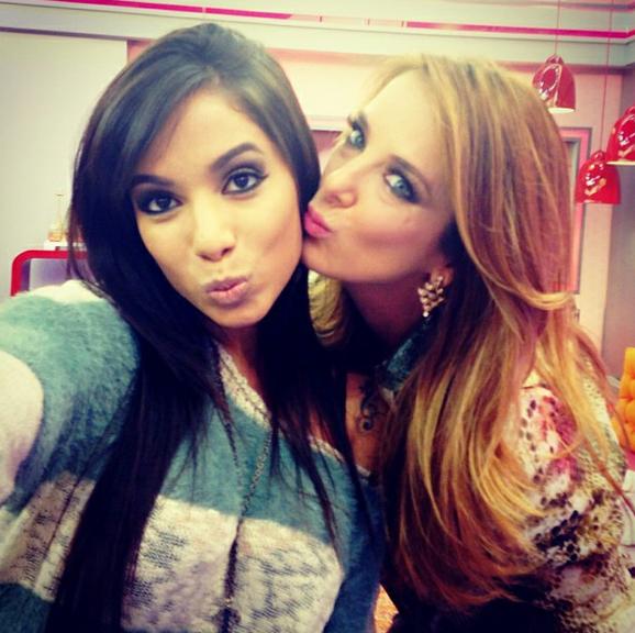 Anitta ganha beijo de Ticiane Pinheiro em foto: ‘Com a poderosa’