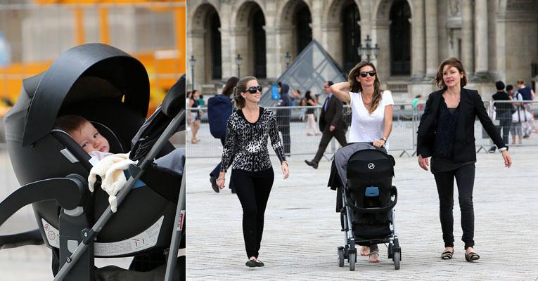 Gisele Bündchen passeia com a filha Vivian em Paris