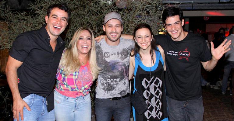 Susana Vieira e Mateus Solano se divertem em festa junina com elenco de ‘Amor à Vida’