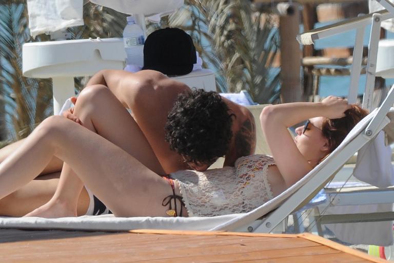 Grávidos? Alexandre Pato beija barriga de Barbara Berlusconi e levanta suspeitas de gravidez