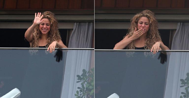 Shakira acena e manda beijo para fãs em sacada de hotel no Rio