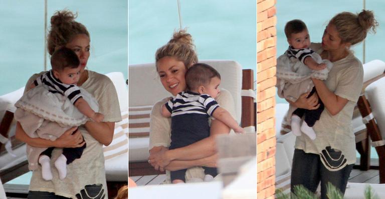 Shakira curte tarde com o filho, Milan, no terraço de hotel no Rio