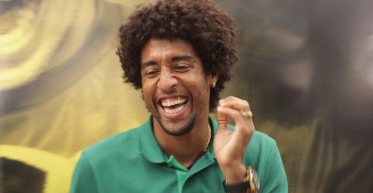 Com cavaquinho, zagueiro Dante anima treinamentos da seleção brasileira
