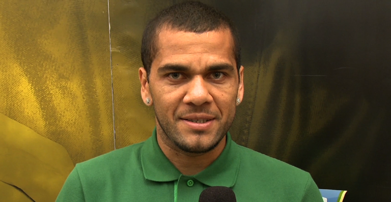 Daniel Alves aconselha: ‘Sigam defendendo o Brasil na paz’