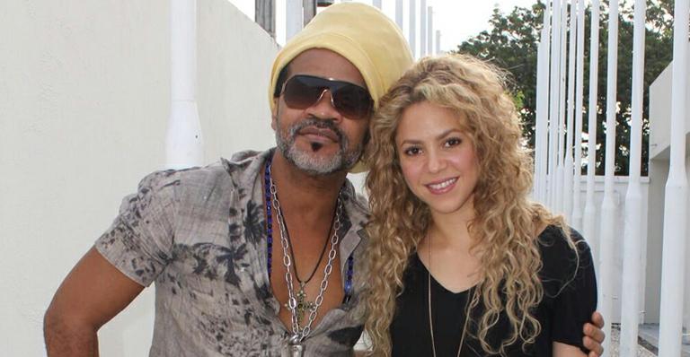 Shakira visita Carlinhos Brown em estúdio de gravação em Salvador