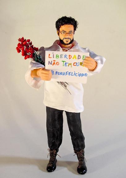 Artista cria boneco de Renato Russo em protesto contra ‘cura gay’