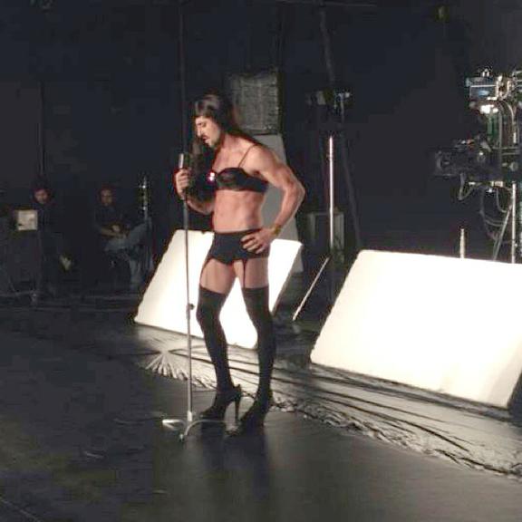 Marcos Mion aparece vestido como a funkeira Anitta