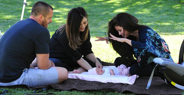 Selena Gomez baba pela irmã recém-nascida; veja primeiras fotos de Gracie Elliot!