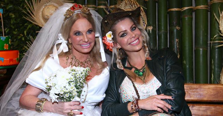Brunete Fraccaroli e Karina Bacchi viram caipiras em festa junina