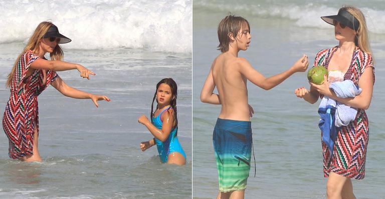 Susana Werner curte praia com os filhos no Rio
