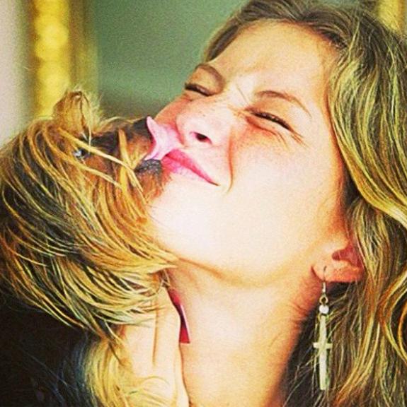 Gisele Bündchen publica foto com a cachorrinha Vida: ‘Saudades da minha pequena parceira’