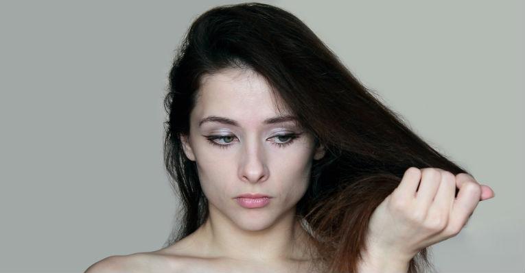Descubra o que faz o cabelo ficar sem brilho e evite!