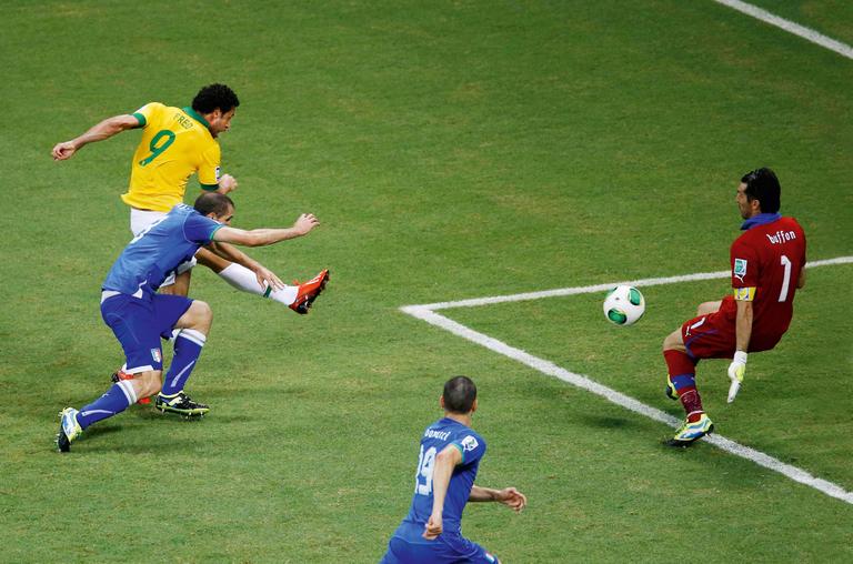 Com Fred, seleção avança na Copa das Confederações