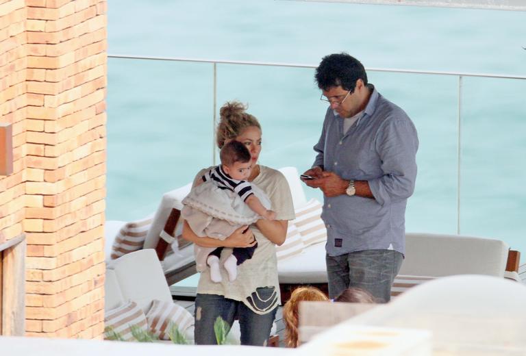 Shakira passeia com Milan em Ipanema