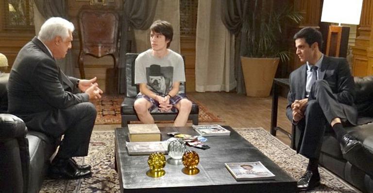 ‘Amor à Vida’: Félix finge preocupação com o filho e pede que César fale sobre sexo com ele