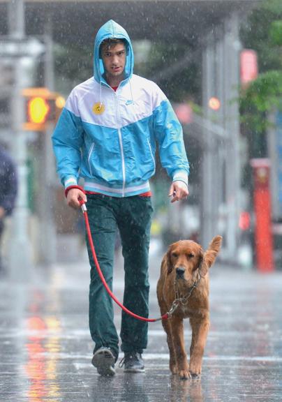 Andrew Garfield passeia com seu cachorro em Nova York