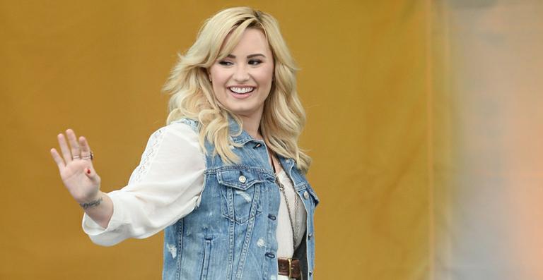 Demi Lovato se emociona ao falar da morte do pai e faz pocket show em programa de televisão
