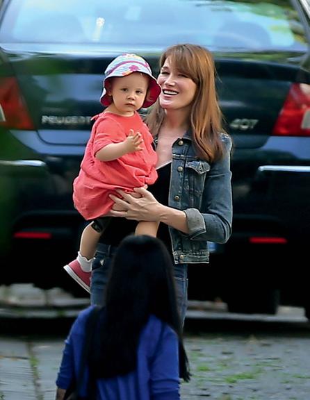 Passeio da mãe Carla Bruni