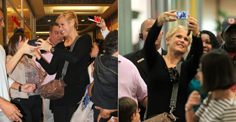 Xuxa fica rodeada por fãs em dia de passeio no shopping