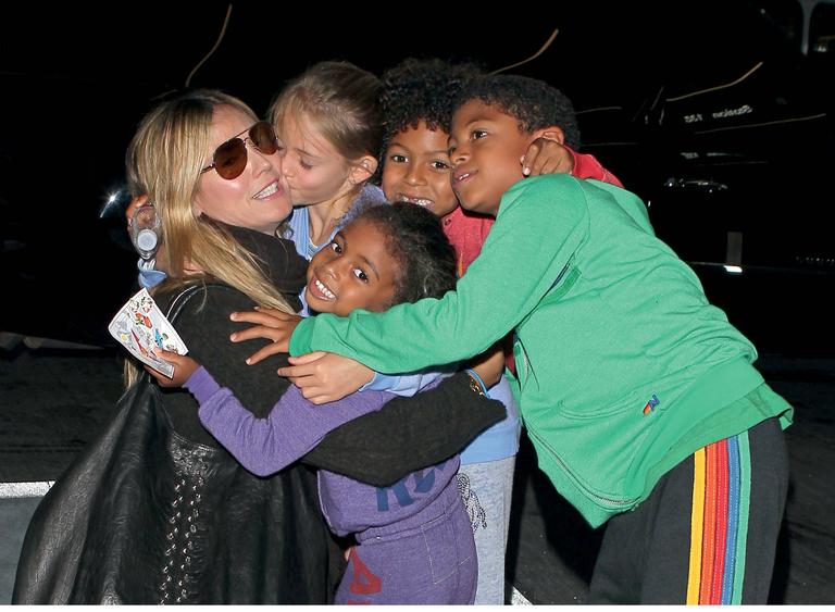 Doce abraço coletivo para Heidi Klum