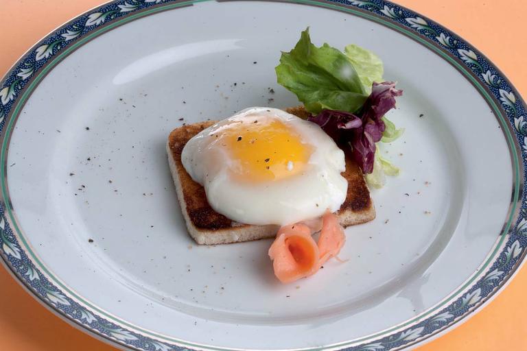 Pochê com tostada de salmão