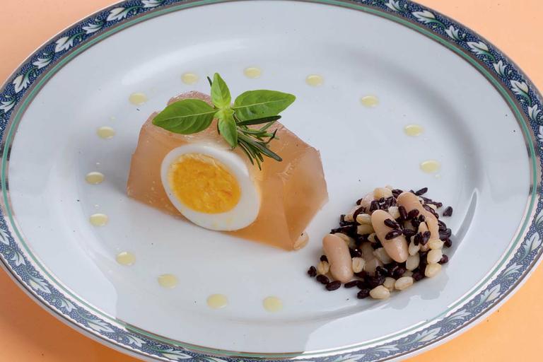 Na gelatina, com salada de grãos
