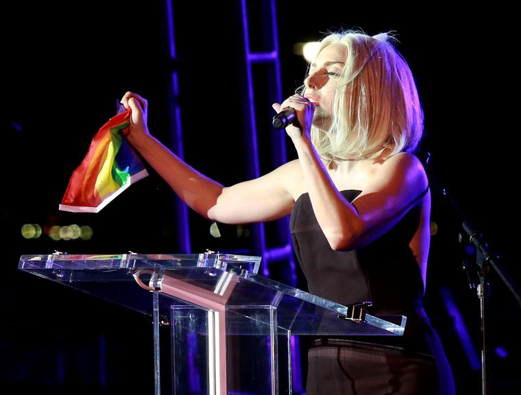 Lady Gaga faz primeira aparição pública após cirurgia no quadril