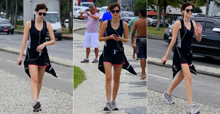 Ouvindo música, Sophia Abrahão caminha na praia no Rio de Janeiro
