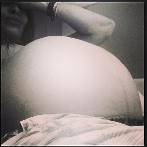 Juliana Paes mostra o barrigão de 9 meses e brinca com ‘Dona Redonda’
