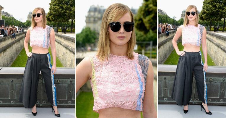 Jennifer Lawrence vai a desfile da Semana de Alta-Costura de Paris com a barriga à mostra