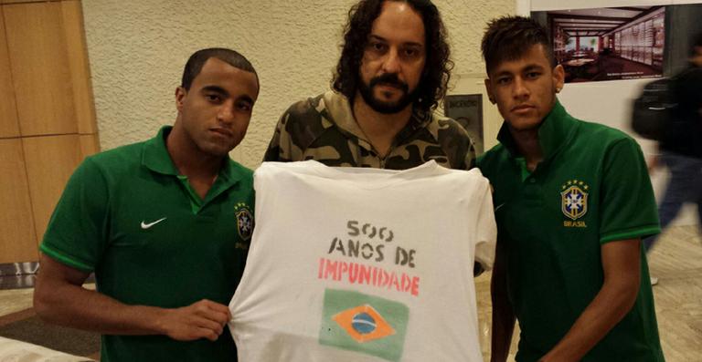 Gabriel, o Pensador entrega camiseta de protesto para Neymar e Lucas