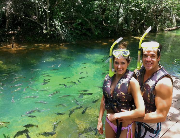 Carlos Machado curte viagem romântica com a noiva em Bonito, no Mato Grosso do Sul