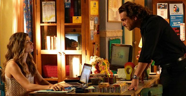 ‘Flor do Caribe’: Alberto descobre que Ester confrontou Dionísio e discute com a ela