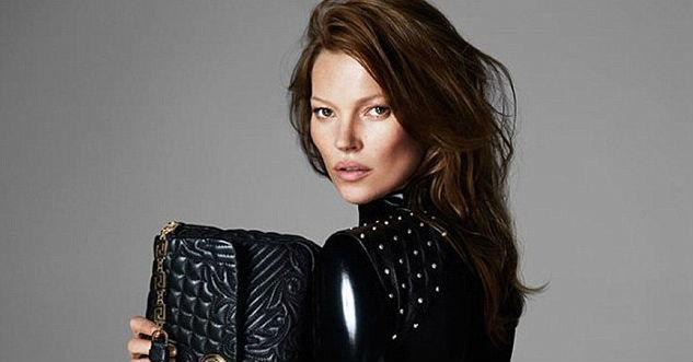 Kate Moss muda visual e aparece morena em campanha