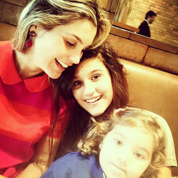 Flávia Alessandra aproveita férias para se divertir com as filhas