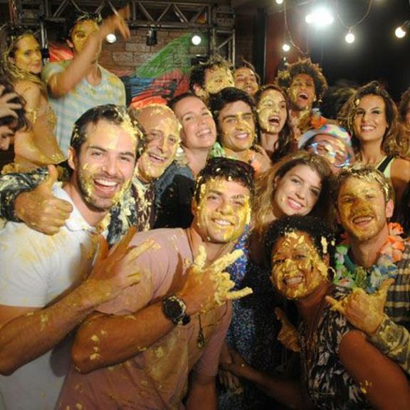 Na reta final de ‘Malhação’, Bruno Dubeux mostra bastidores da novela