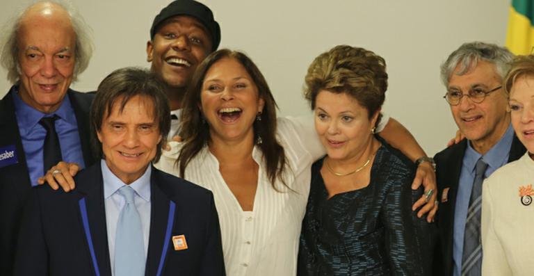Roberto Carlos, Caetano Veloso e vários artistas se reúnem com Dilma Rousseff no Senado