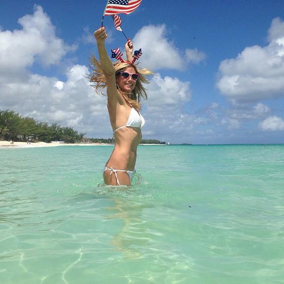 Heidi Klum posa de biquíni branco na praia para comemorar feriado de 4 de julho