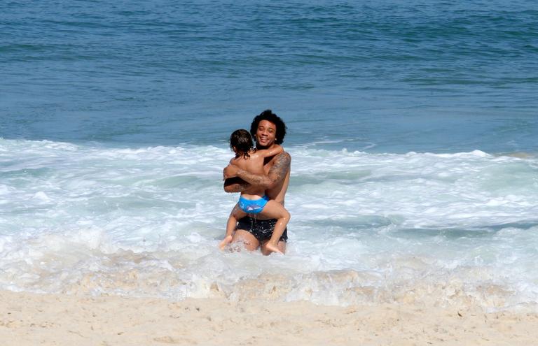 Lateral da seleção brasileira, Marcelo curte praia com o filho no Rio de Janeiro
