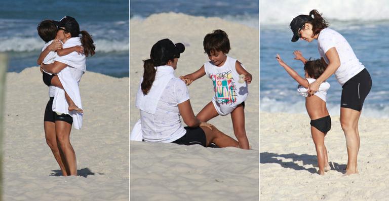 Ivete Sangalo brinca com o filho, Marcelo, em praia no Rio de Janeiro