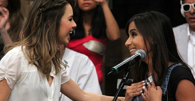 Anitta realiza o sonho de conhecer Sandy e ganha o CD ‘Sim’