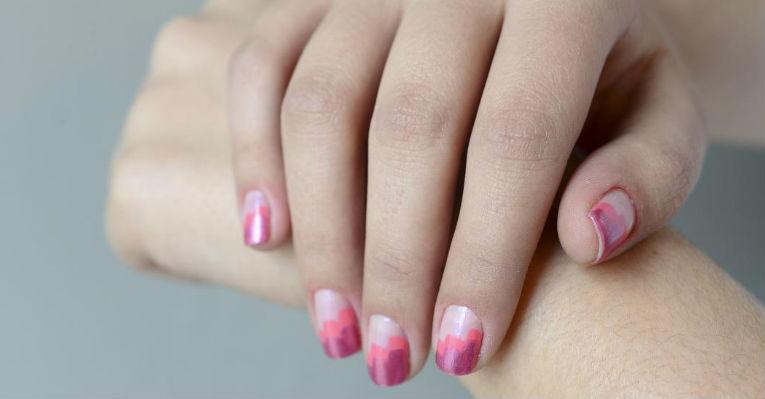 Unhas decoradas ‘degradê rosa’: veja o passo a passo e descubra qual é o tom ideal para a sua pele