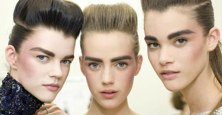 Modelo por um dia: veja as tendências de maquiagem e cabelo do desfile da Chanel