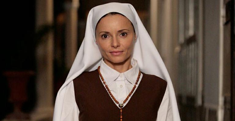 ‘Flor do Caribe’: Rita Guedes grava cenas de Doralice no convento