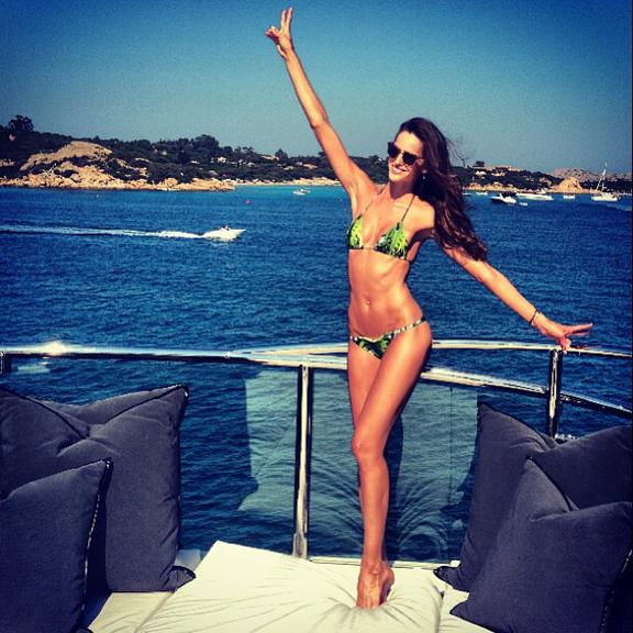 Izabel Goulart mostra barriga sequinha em foto de biquíni