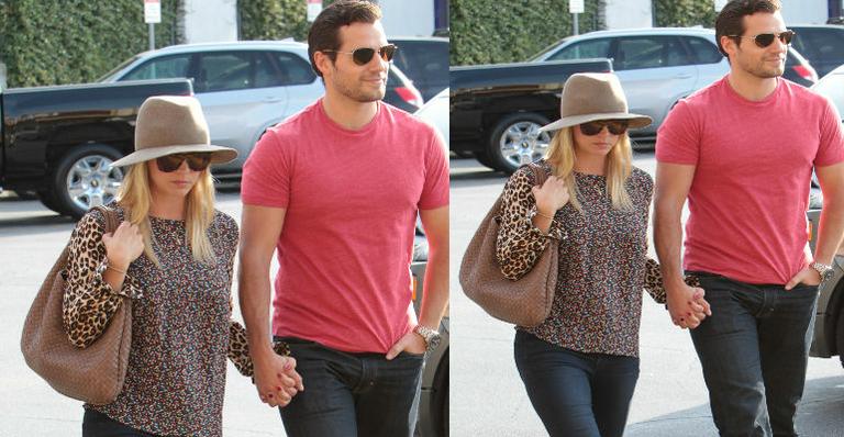 Novo Superman, Henry Cavill é fotografado de mãos dadas com nova namorada, Kaley Cuoco