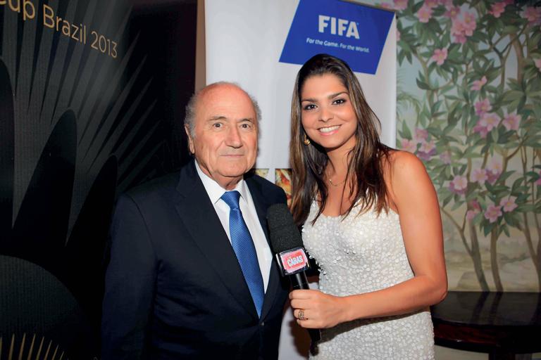 Carolina Galan com Joseph Blatter