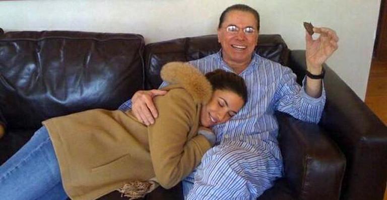Silvio Santos surge de pijama ao lado da filha Patrícia Abravanel